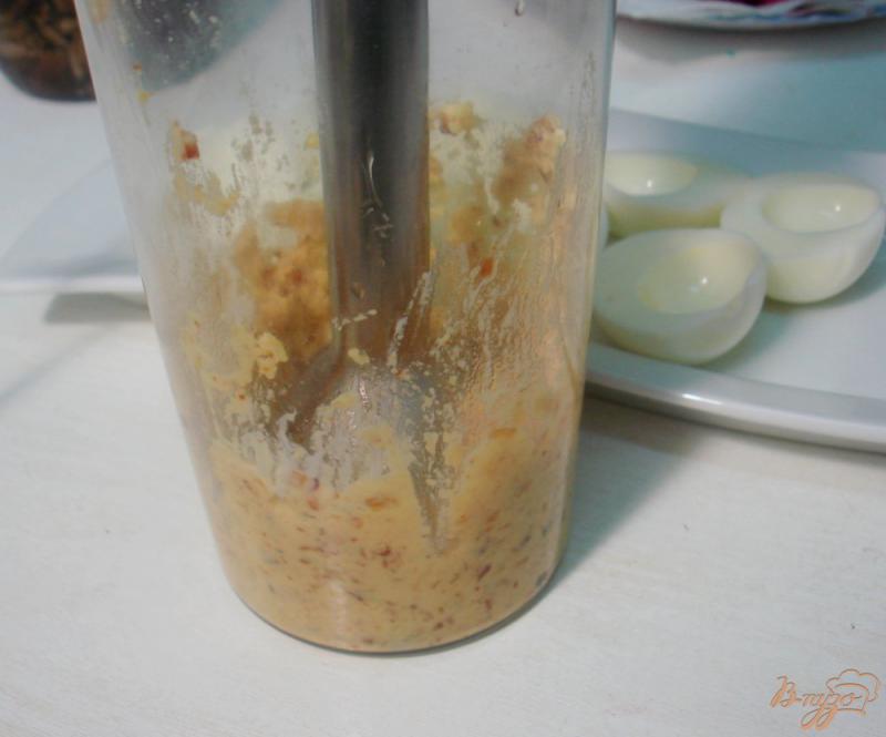 Фото приготовление рецепта: Яйца фаршированные луком и грибами шаг №6