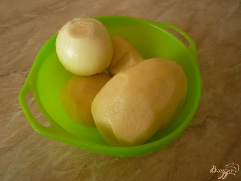 Фото приготовление рецепта: Картофель с луком и укропом шаг №1