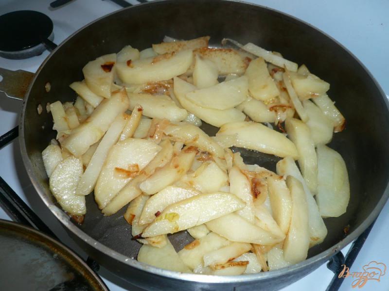 Фото приготовление рецепта: Картофель с луком и укропом шаг №5