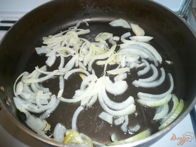 Фото приготовление рецепта: Картофель с луком и укропом шаг №3