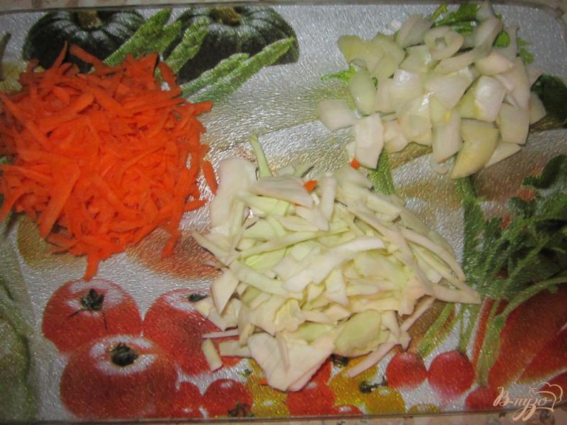 Фото приготовление рецепта: Тушеная капуста с куриной печенью шаг №2