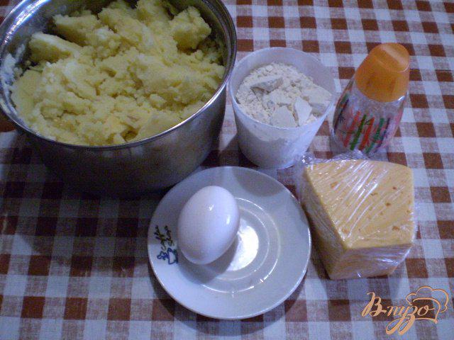 Фото приготовление рецепта: Зразы картофельные с твердым сыром и луком шаг №1