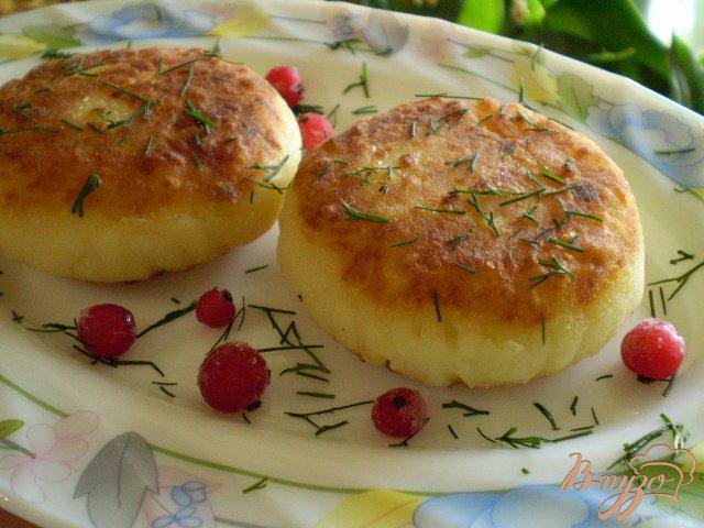 Фото приготовление рецепта: Зразы картофельные с твердым сыром и луком шаг №6