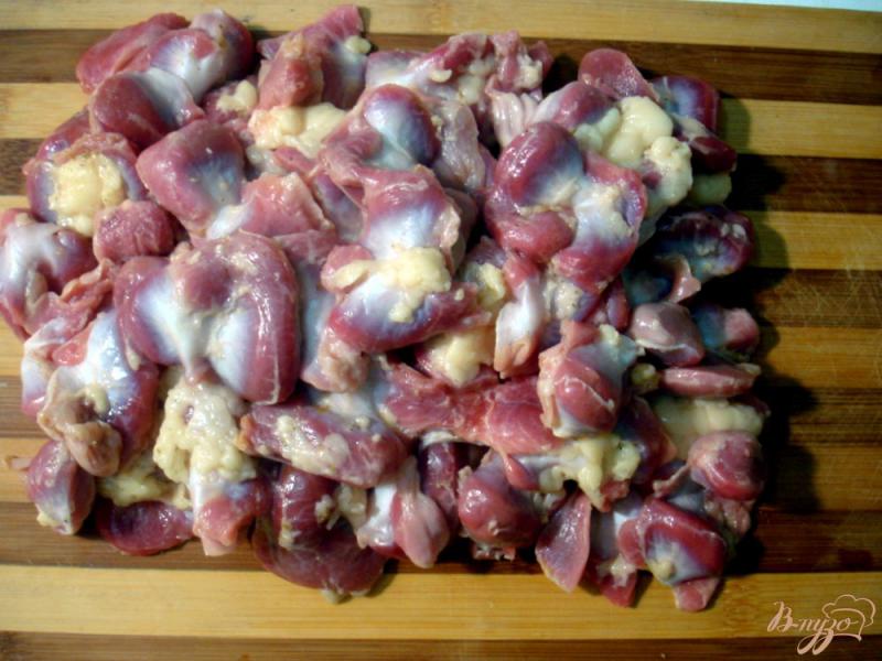 Фото приготовление рецепта: Куриные желудочки в томатно - сметанном соусе шаг №1