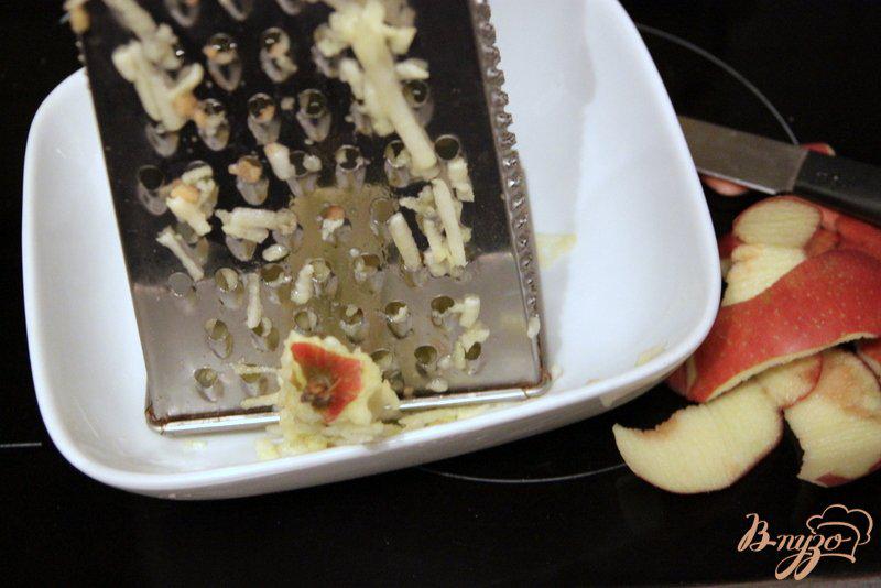 Фото приготовление рецепта: Португальский шоколадный пирог с яблоками шаг №4
