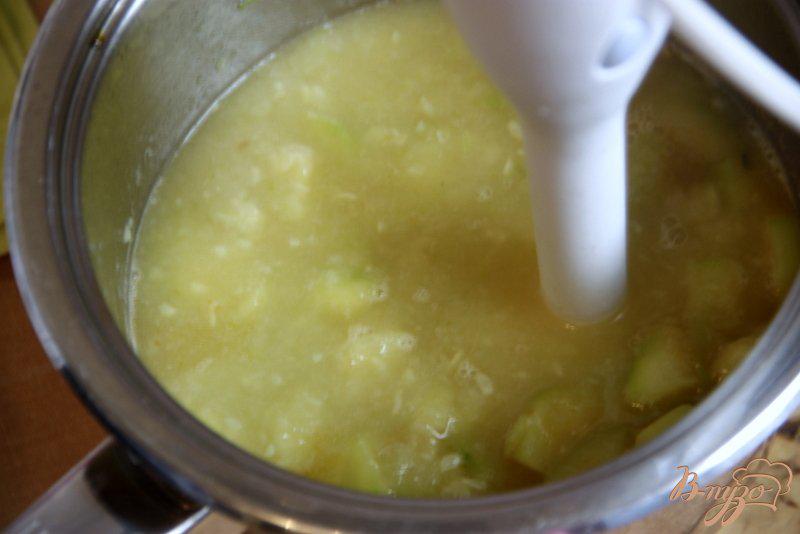 Фото приготовление рецепта: Кабачковый сливочный суп с овсяными хлопьями шаг №3