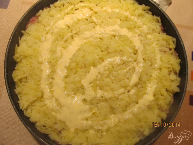Фото приготовление рецепта: Картофельный пирог с тушенкой шаг №6