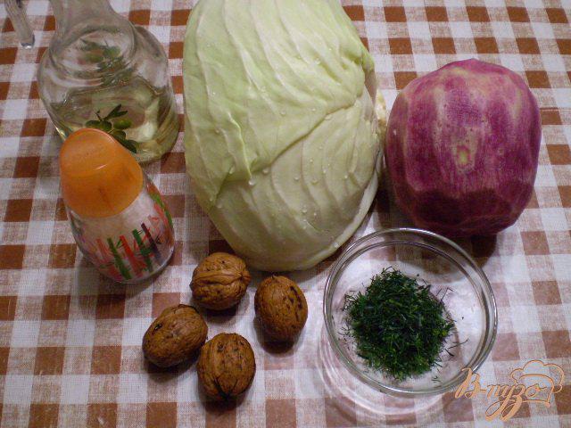 Фото приготовление рецепта: Салат из капусты, редьки и грецких орехов шаг №1