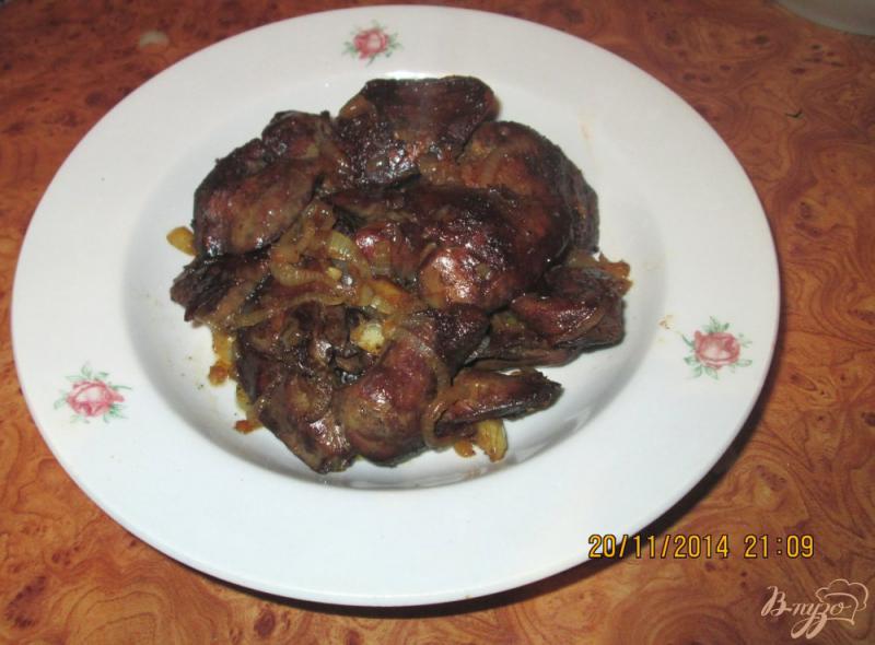 Фото приготовление рецепта: Жареная куриная печень с луком шаг №4
