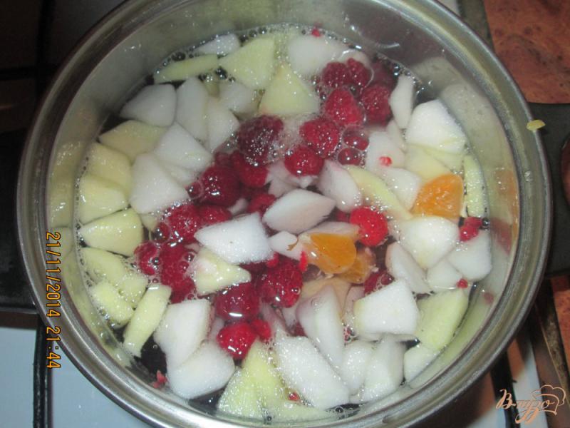 Фото приготовление рецепта: Яблочно-малиновый кисель шаг №2