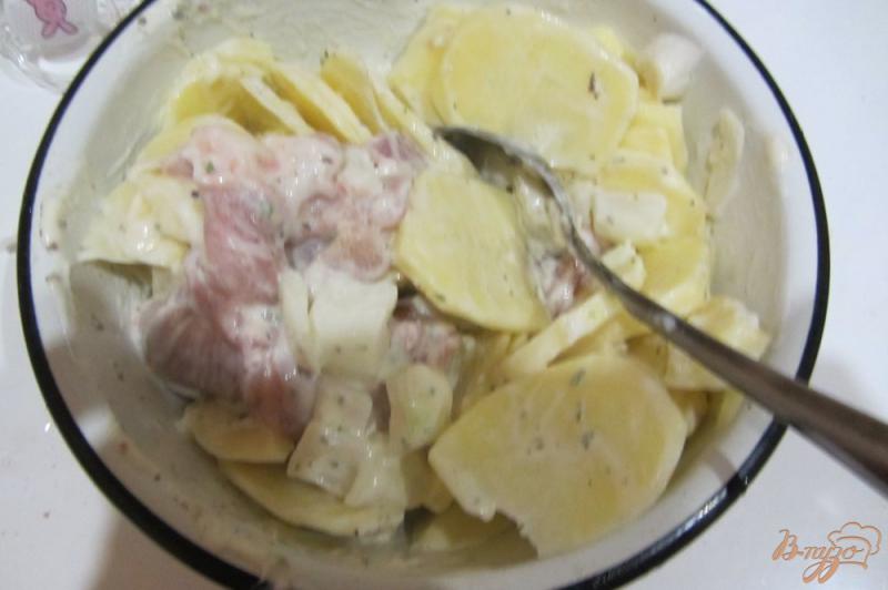 Фото приготовление рецепта: Ароматная курочка в горшочках с картофелем с итальянскими травами. шаг №6