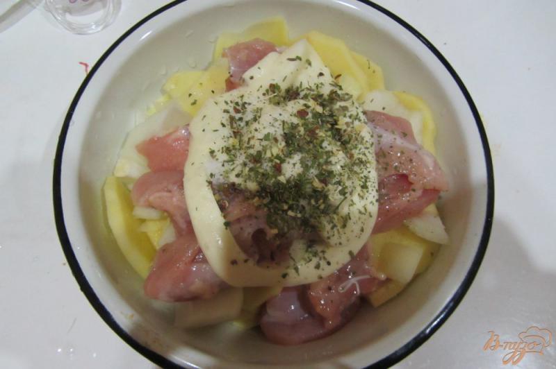 Фото приготовление рецепта: Ароматная курочка в горшочках с картофелем с итальянскими травами. шаг №5