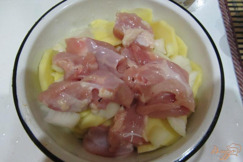 Фото приготовление рецепта: Ароматная курочка в горшочках с картофелем с итальянскими травами. шаг №3