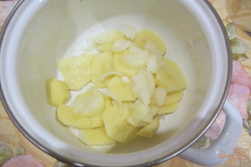 Фото приготовление рецепта: Уха из консервированых сардин на скорую руку. шаг №2