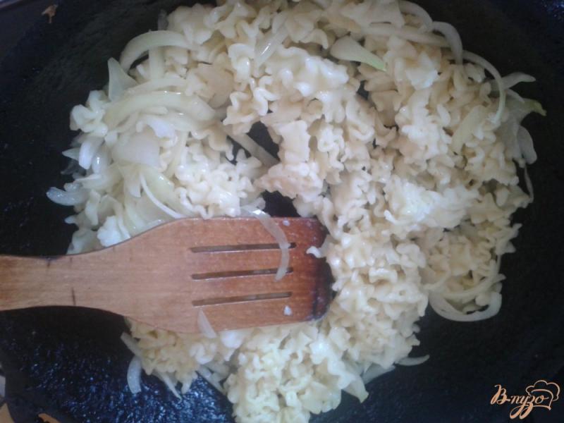 Фото приготовление рецепта: Аппетитные спагети с килькой в томате шаг №3