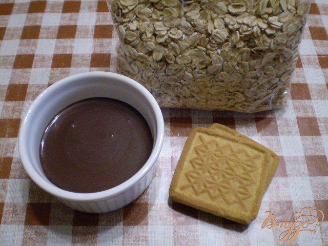 Фото приготовление рецепта: Молочная овсянка с печеньем и шоколадной пастой шаг №2