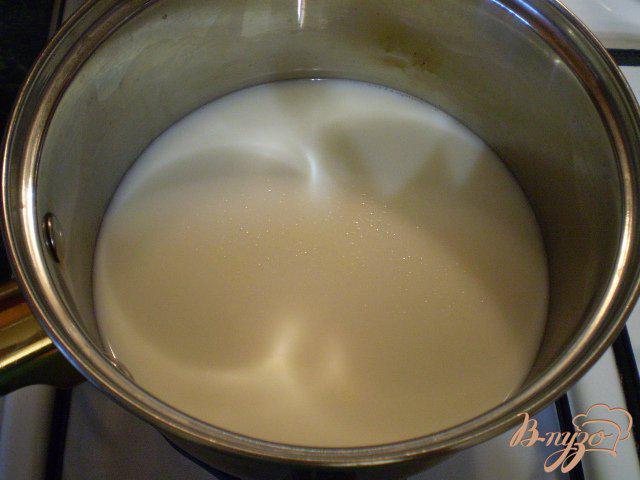 Фото приготовление рецепта: Молочная овсянка с печеньем и шоколадной пастой шаг №1