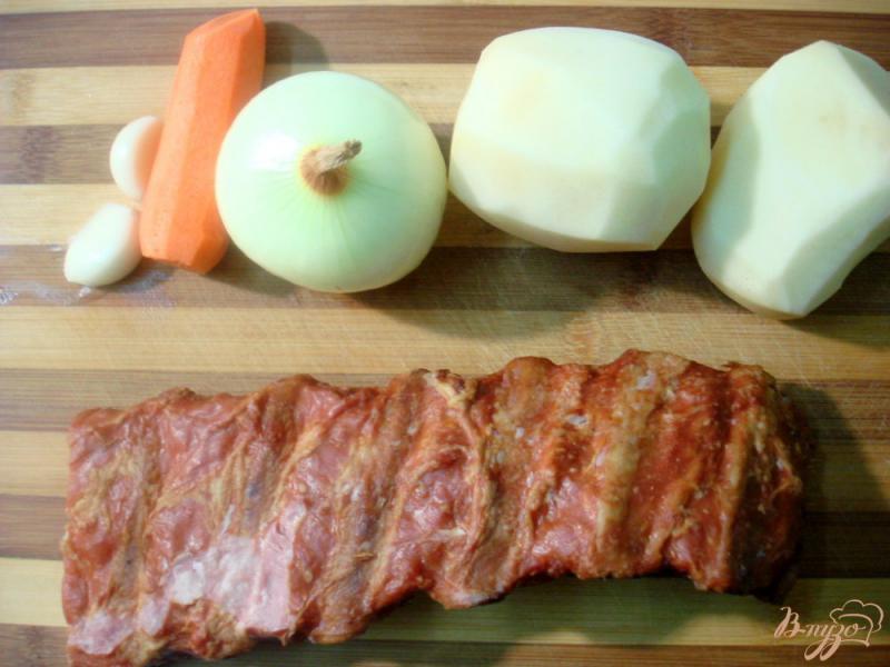 Фото приготовление рецепта: Гороховый суп с копчёными свиными рёбрышками шаг №4