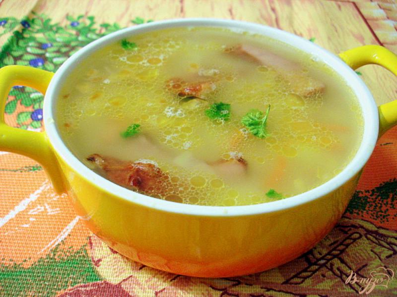 Фото приготовление рецепта: Гороховый суп с копчёными свиными рёбрышками шаг №10