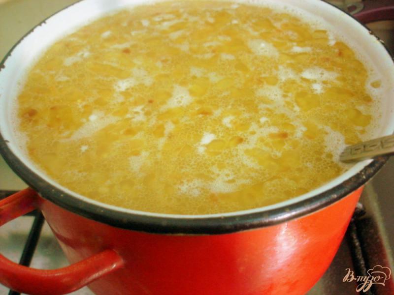 Фото приготовление рецепта: Гороховый суп с копчёными свиными рёбрышками шаг №9