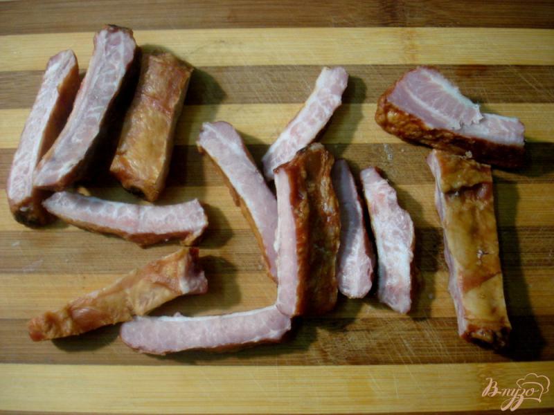 Фото приготовление рецепта: Гороховый суп с копчёными свиными рёбрышками шаг №6