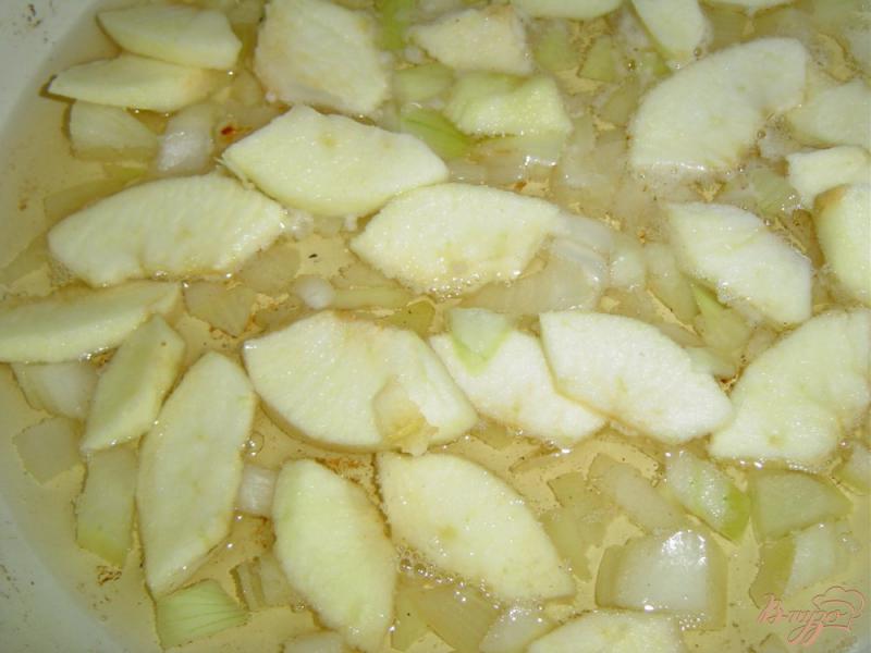 Фото приготовление рецепта: Смалец с луком, яблоком и чесноком шаг №3