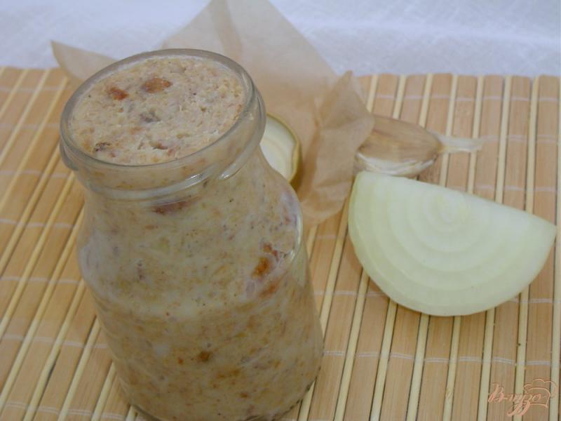 Фото приготовление рецепта: Смалец с луком, яблоком и чесноком шаг №5