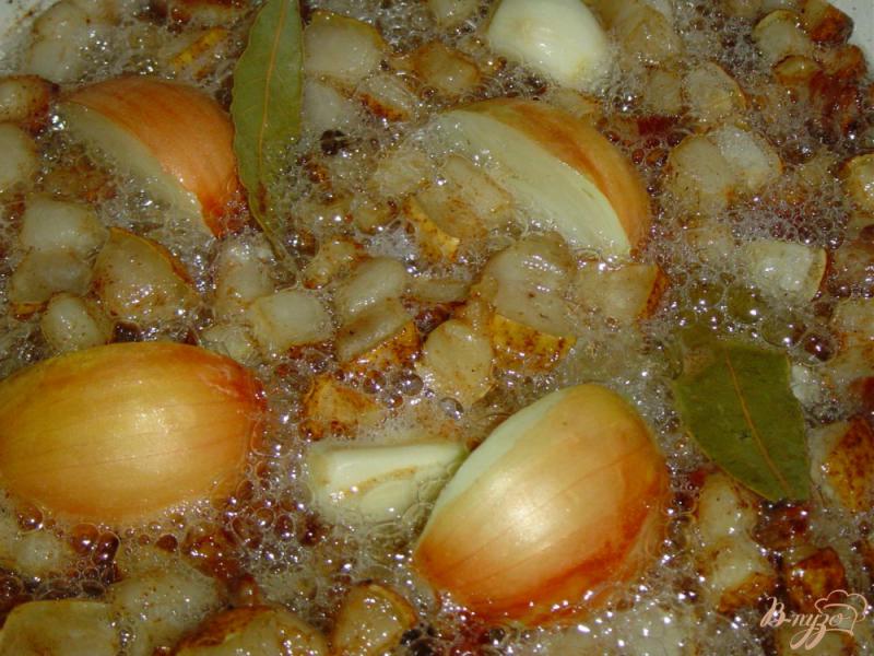 Фото приготовление рецепта: Смалец с луком, яблоком и чесноком шаг №2