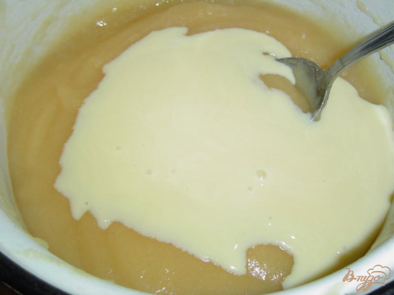 Фото приготовление рецепта: Нежное яблочное пюре со сгущенным молоком шаг №4