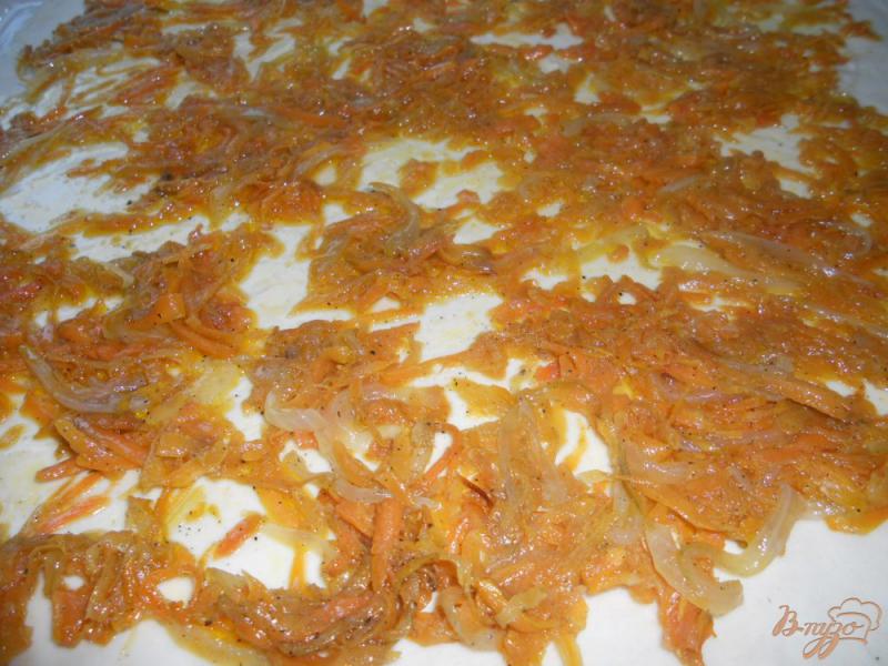 Фото приготовление рецепта: «Пицца» на слоеном тесте, с колбасой и овощами шаг №2