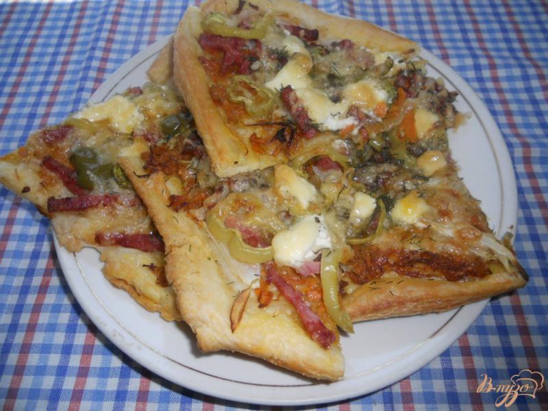 Фото приготовление рецепта: «Пицца» на слоеном тесте, с колбасой и овощами шаг №9
