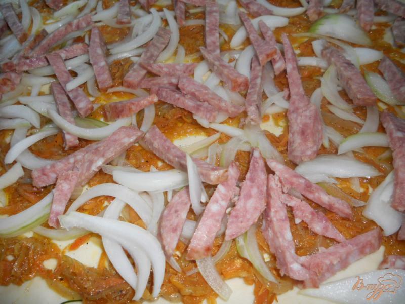 Фото приготовление рецепта: «Пицца» на слоеном тесте, с колбасой и овощами шаг №4