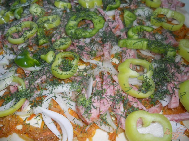 Фото приготовление рецепта: «Пицца» на слоеном тесте, с колбасой и овощами шаг №6