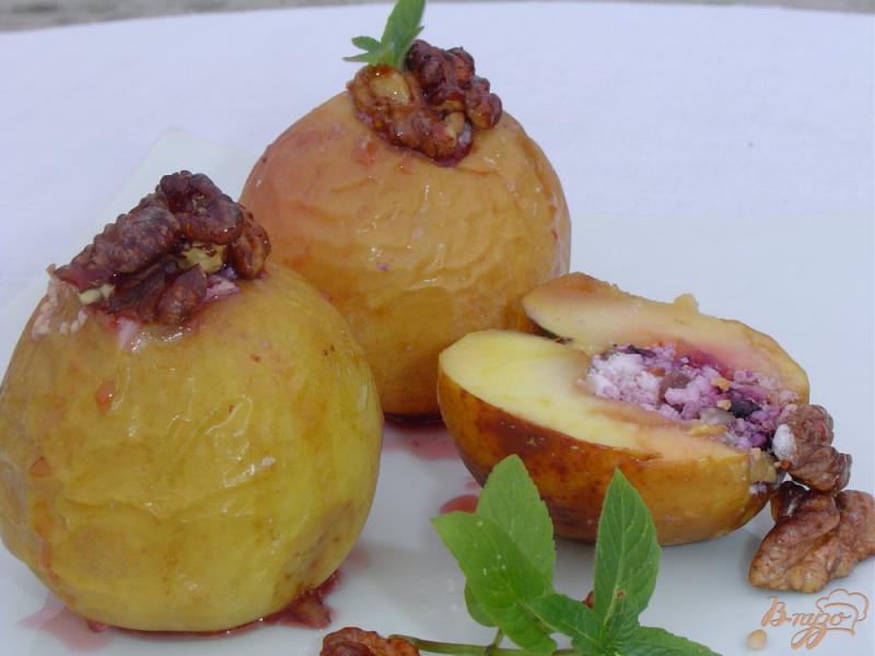 Фото приготовление рецепта: Яблоки, запеченные с творогом, черникой, орехами и медом шаг №8