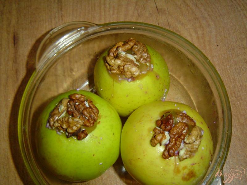 Фото приготовление рецепта: Яблоки, запеченные с творогом, черникой, орехами и медом шаг №6