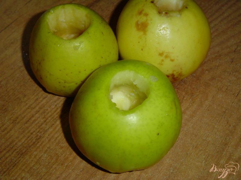 Фото приготовление рецепта: Яблоки, запеченные с творогом, черникой, орехами и медом шаг №1