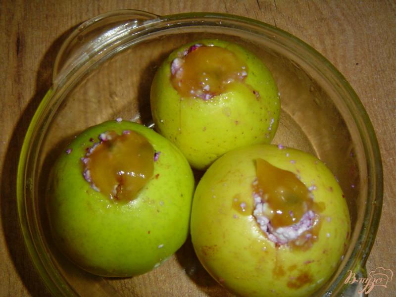 Фото приготовление рецепта: Яблоки, запеченные с творогом, черникой, орехами и медом шаг №5