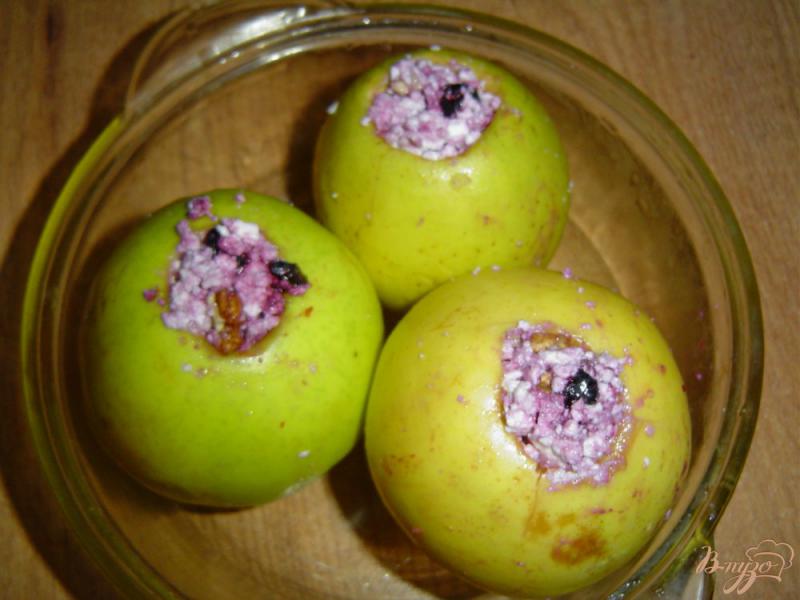 Фото приготовление рецепта: Яблоки, запеченные с творогом, черникой, орехами и медом шаг №4
