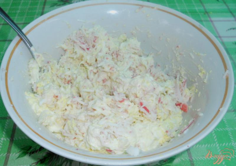 Фото приготовление рецепта: Рулет на основе лаваша с крабовым мясом и сыром шаг №4