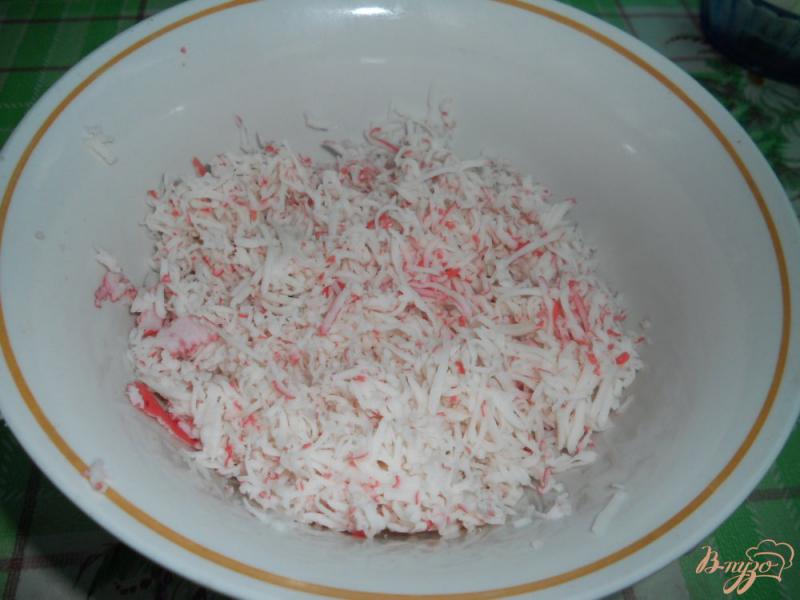 Фото приготовление рецепта: Рулет на основе лаваша с крабовым мясом и сыром шаг №2