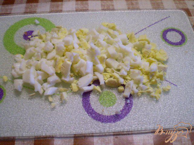 Фото приготовление рецепта: Рыбный салат с хеком шаг №5