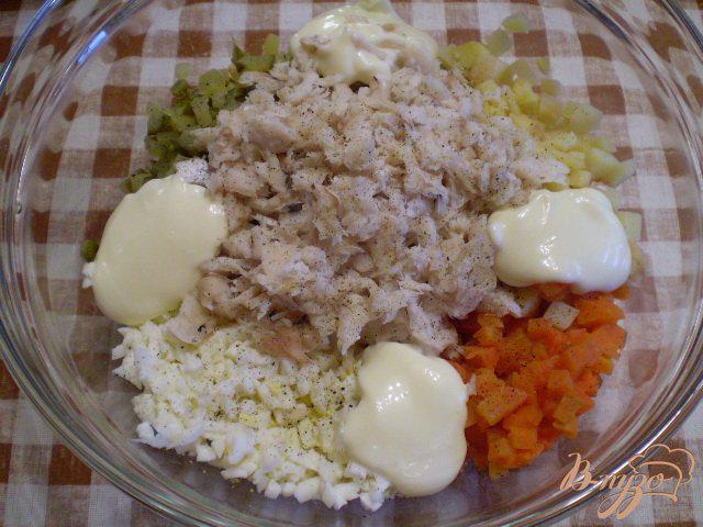 Фото приготовление рецепта: Рыбный салат с хеком шаг №9