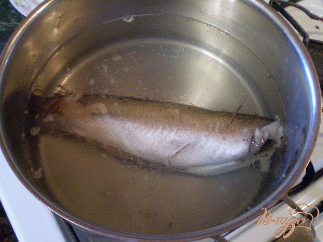 Фото приготовление рецепта: Рыбный салат с хеком шаг №2
