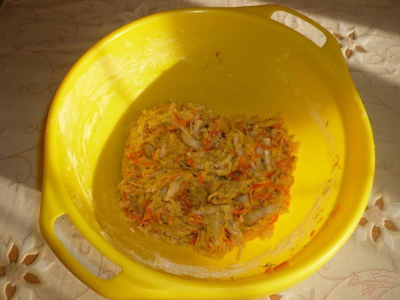 Фото приготовление рецепта: Шарлотка с квашенной капустой шаг №4