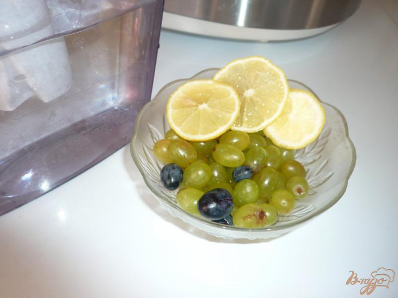 Фото приготовление рецепта: Виноградно-лимонный компот шаг №1