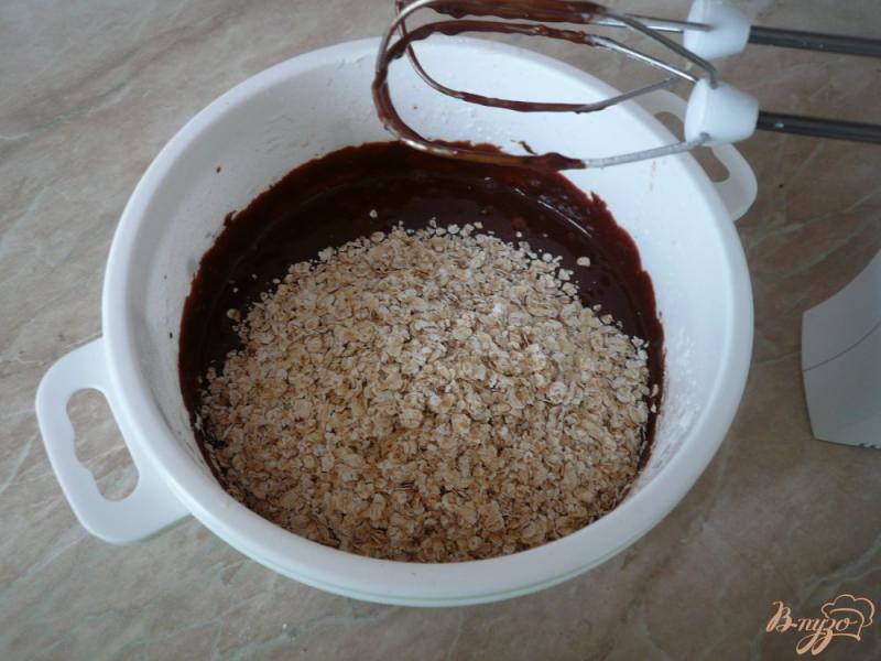 Фото приготовление рецепта: Овсяный пирог с вишневым вареньем шаг №10