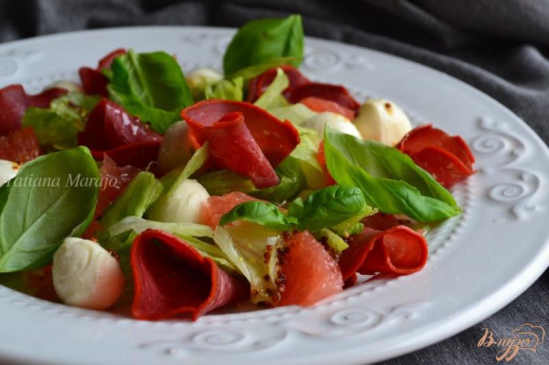 Фото приготовление рецепта: Салат с моцареллой, грейпфрутом и бастурмой  из говядины шаг №5