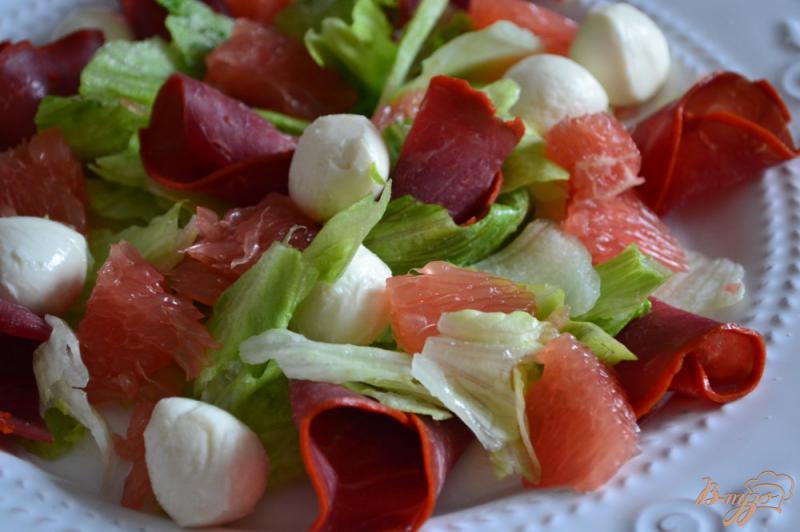 Фото приготовление рецепта: Салат с моцареллой, грейпфрутом и бастурмой  из говядины шаг №3
