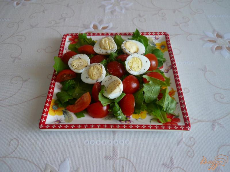 Фото приготовление рецепта: Салат с перепелиными яйцами и помидорками черри шаг №5