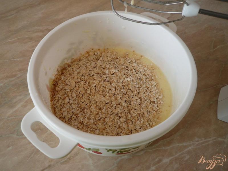 Фото приготовление рецепта: Овсяный пирог на кефире шаг №2